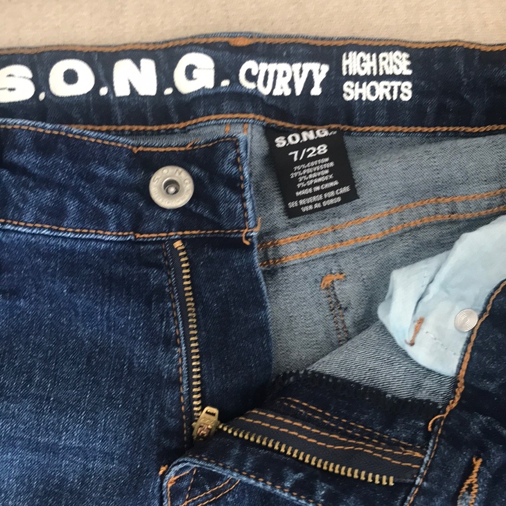 Shorts - Picture 2 of 3